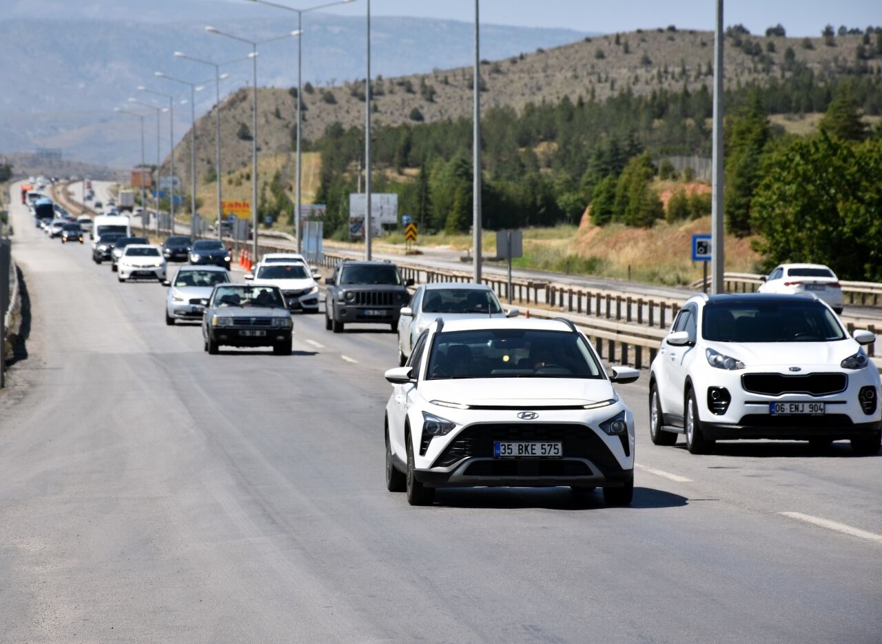 "Kilit kavşak" Kırıkkale'de bayram öncesi trafik yoğunluğu sürüyor