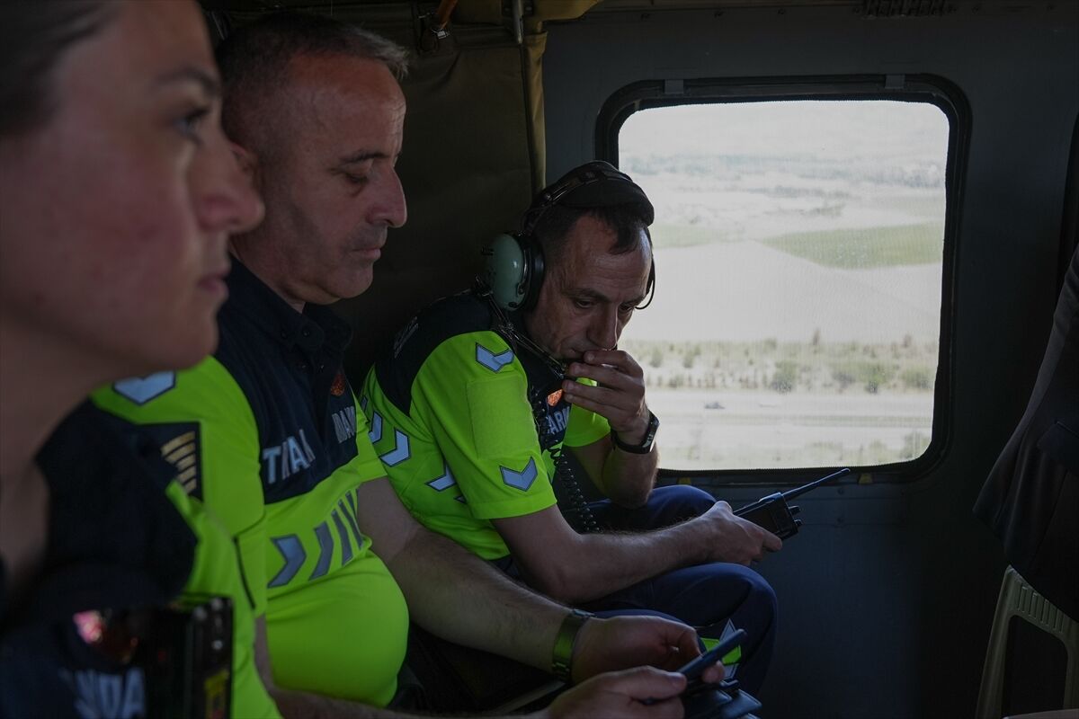 Emniyet ve jandarmadan bayram öncesi trafiğe havadan denetim