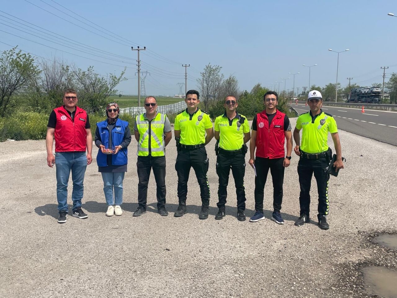 Çerkeş protokolü, yolculuk yapan vatandaşlara kolonya ve şeker ikram etti
