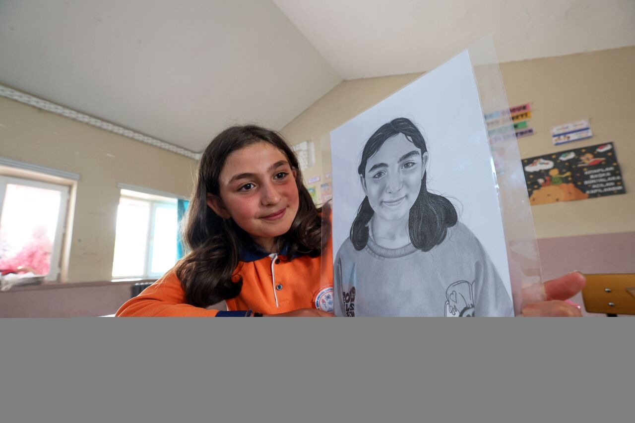 Gönüllü ressamlar, köy okulundaki öğrencilerin portrelerini karakalemle ölümsüzleştirdi