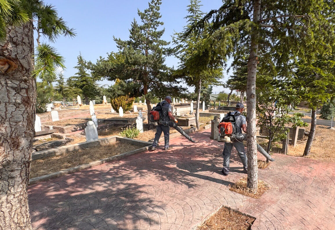 Melikgazi Belediyesi, mezarlıklar ve camiler bakım çalışması yaptı