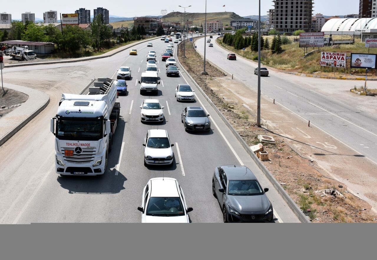 "Kilit kavşak" Kırıkkale'de bayram öncesi trafik yoğunluğu başladı