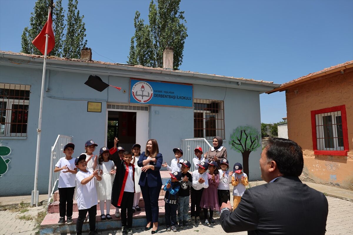 Kayseri Valisi Çiçek, ilkokul öğrencisi Bulut'un daveti üzerine mezuniyet törenine katıldı