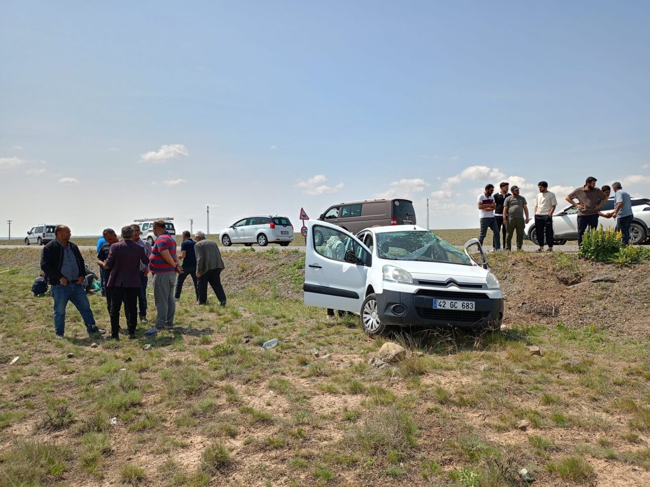 Kulu'da şarampole devrilen otomobildeki 2 kişi yaralandı