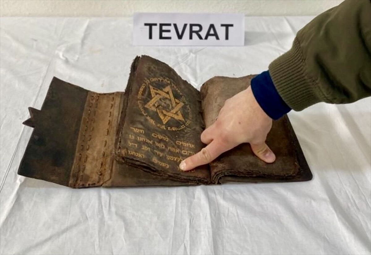 Kırşehir'de jandarmanın yol kontrolünde 700 yıllık olduğu değerlendirilen Tevrat bulundu