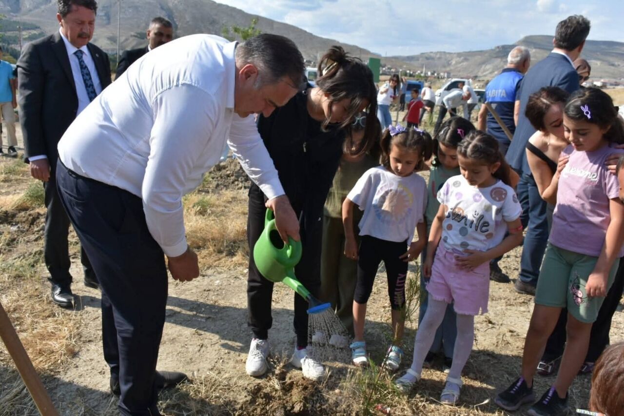 Nallıhan'da "Bir Fidan da Sen Dik" kampanyasıyla hatıra ormanı oluşturuldu