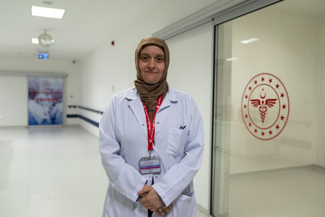 Bacakları ampute edilen hasta, protezleriyle ilk adımlarını atacağı günü bekliyor