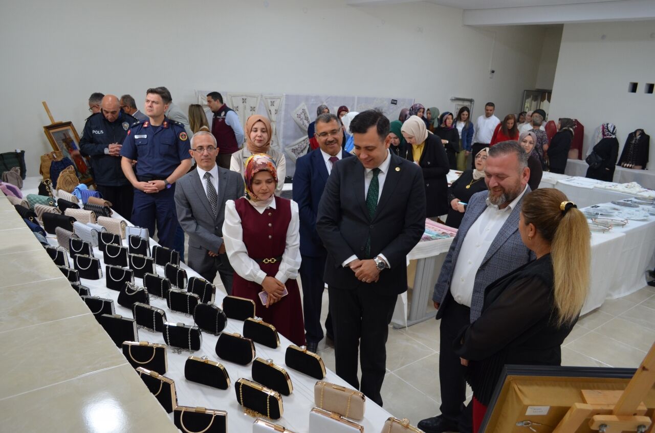 Şabanözü Halk Eğitimi Merkezinin yıl sonu sergi açılışı yapıldı