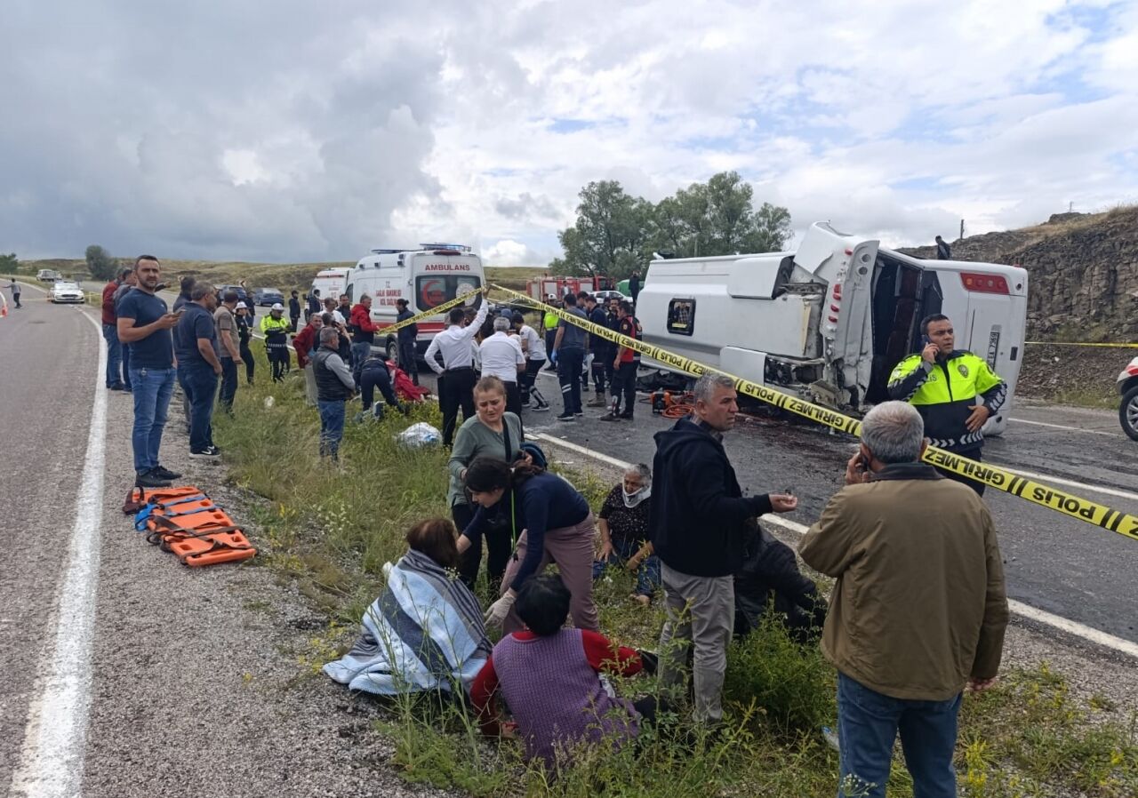Yozgat'ta cenaze töreninden dönenleri taşıyan midibüs devrildi: 2 kişi öldü, 15 kişi yaralandı