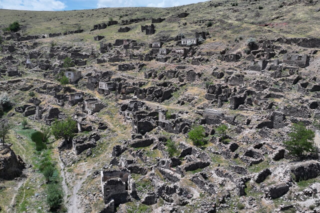 Terk edilen köylerini selden geriye kalan minareden seyrediyorlar