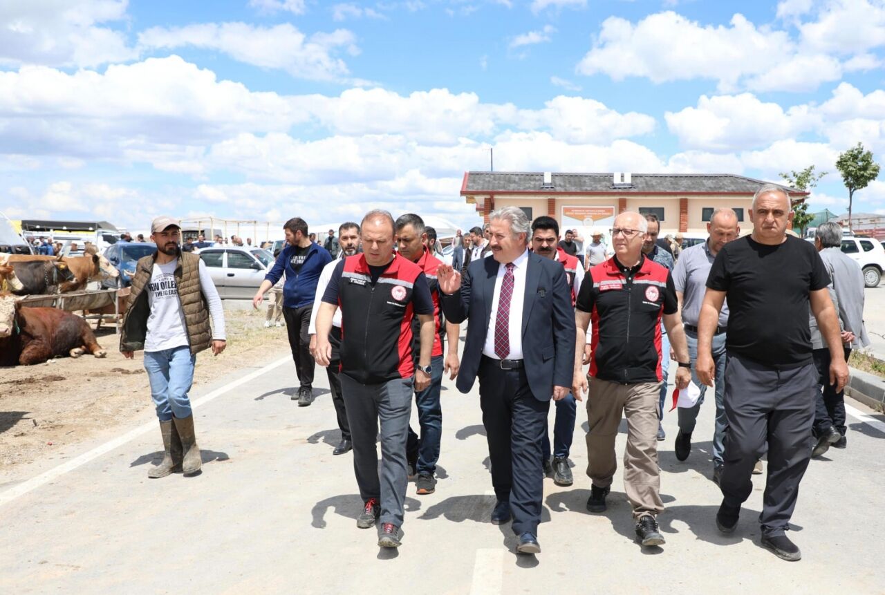 Başkan Palancıoğlu kurban pazarında incelemede bulundu