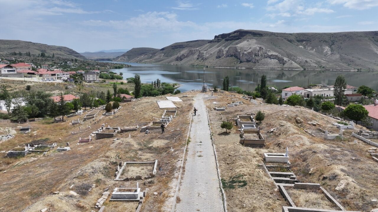 Kocasinan Belediyesinden Kurban Bayramı öncesi mezarlık temizliği