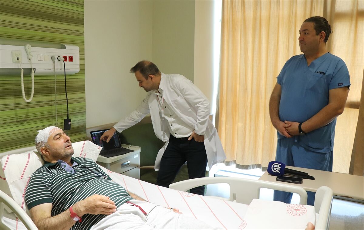 Parkinson hastası, 14 yıllık titreme ve yürüyüş bozukluğundan beyin piliyle kurtuldu