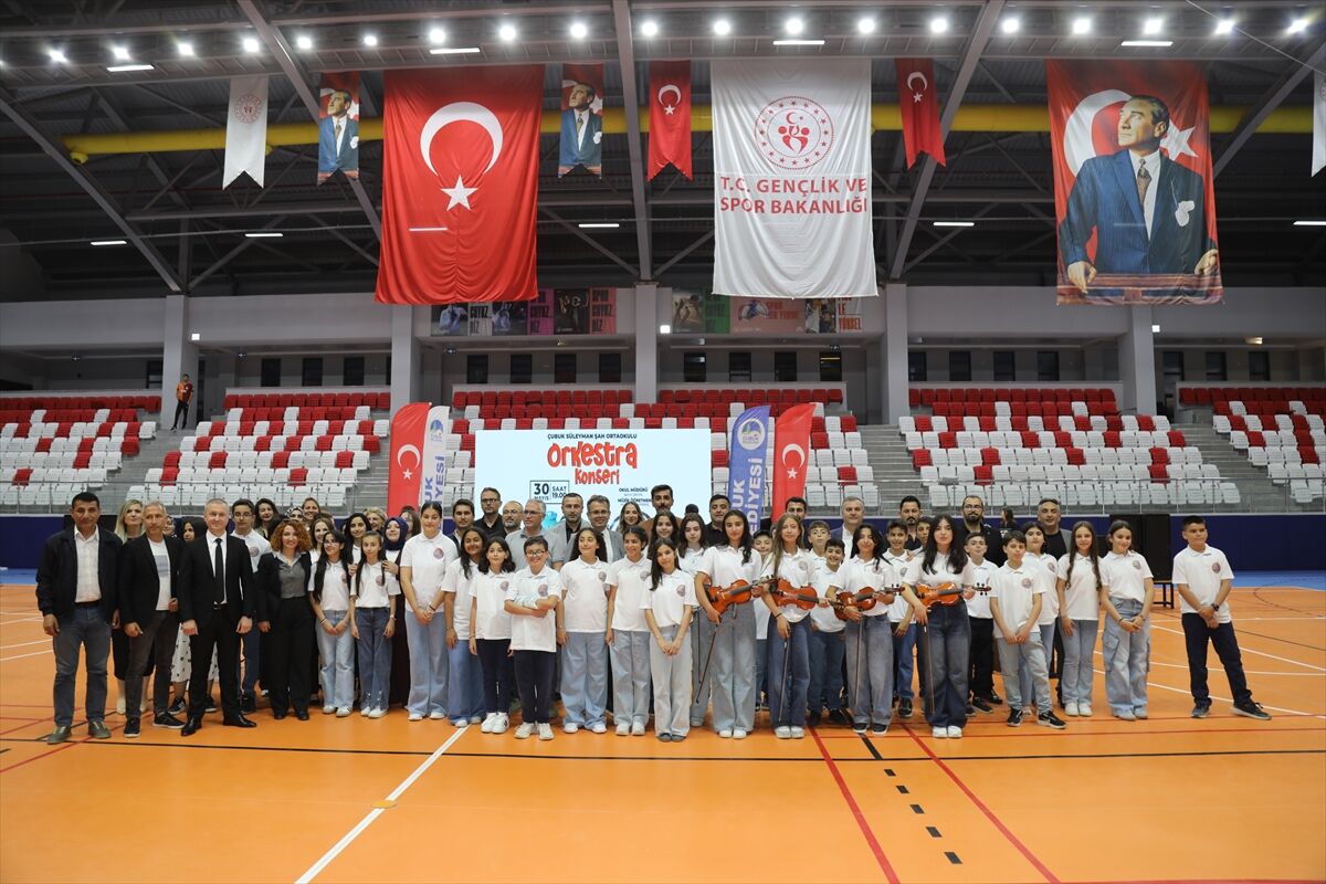 Çubuk'ta öğrencilerden oluşan orkestra yıl sonu konseri verdi