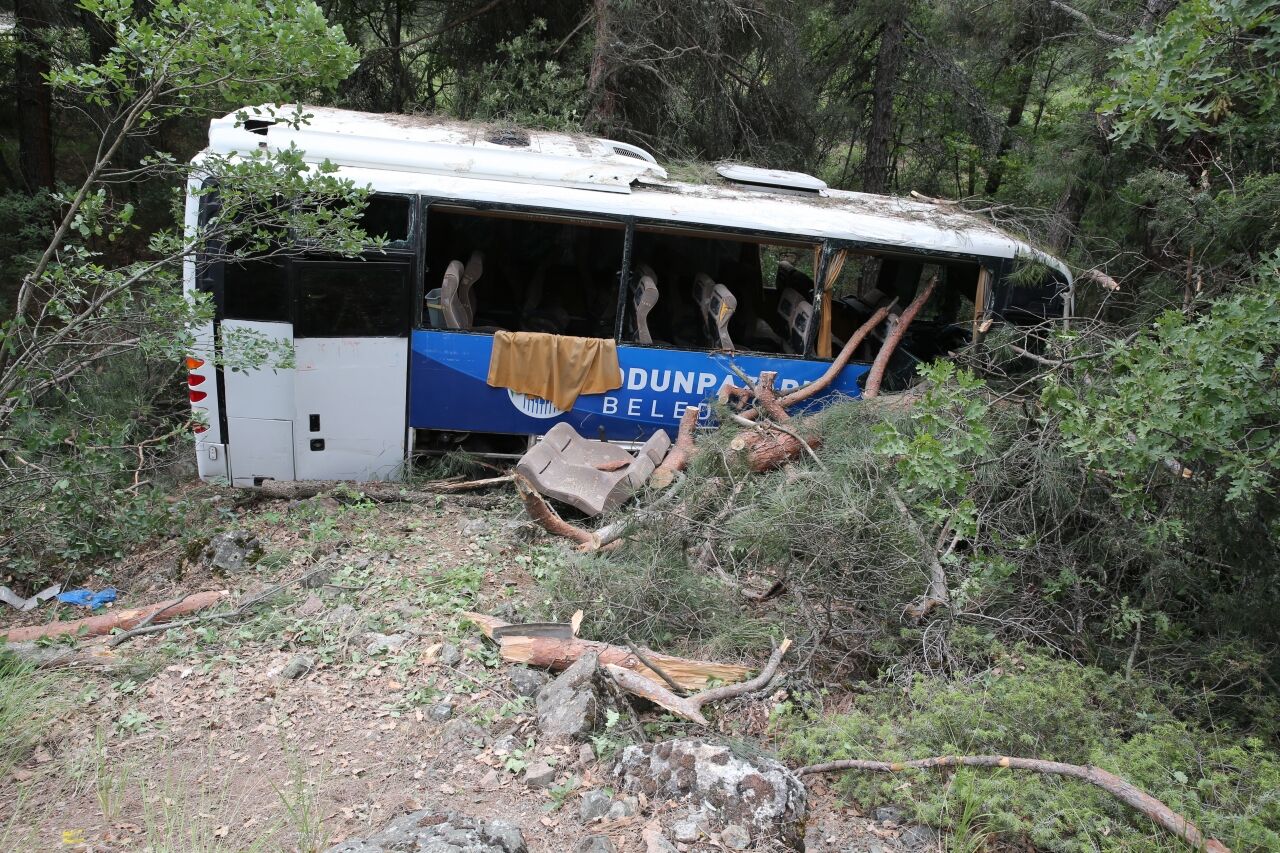Eskişehir'de tırmanma yarışı görevlilerini taşıyan midibüsün yoldan çıkması sonucu 28 kişi yaralandı