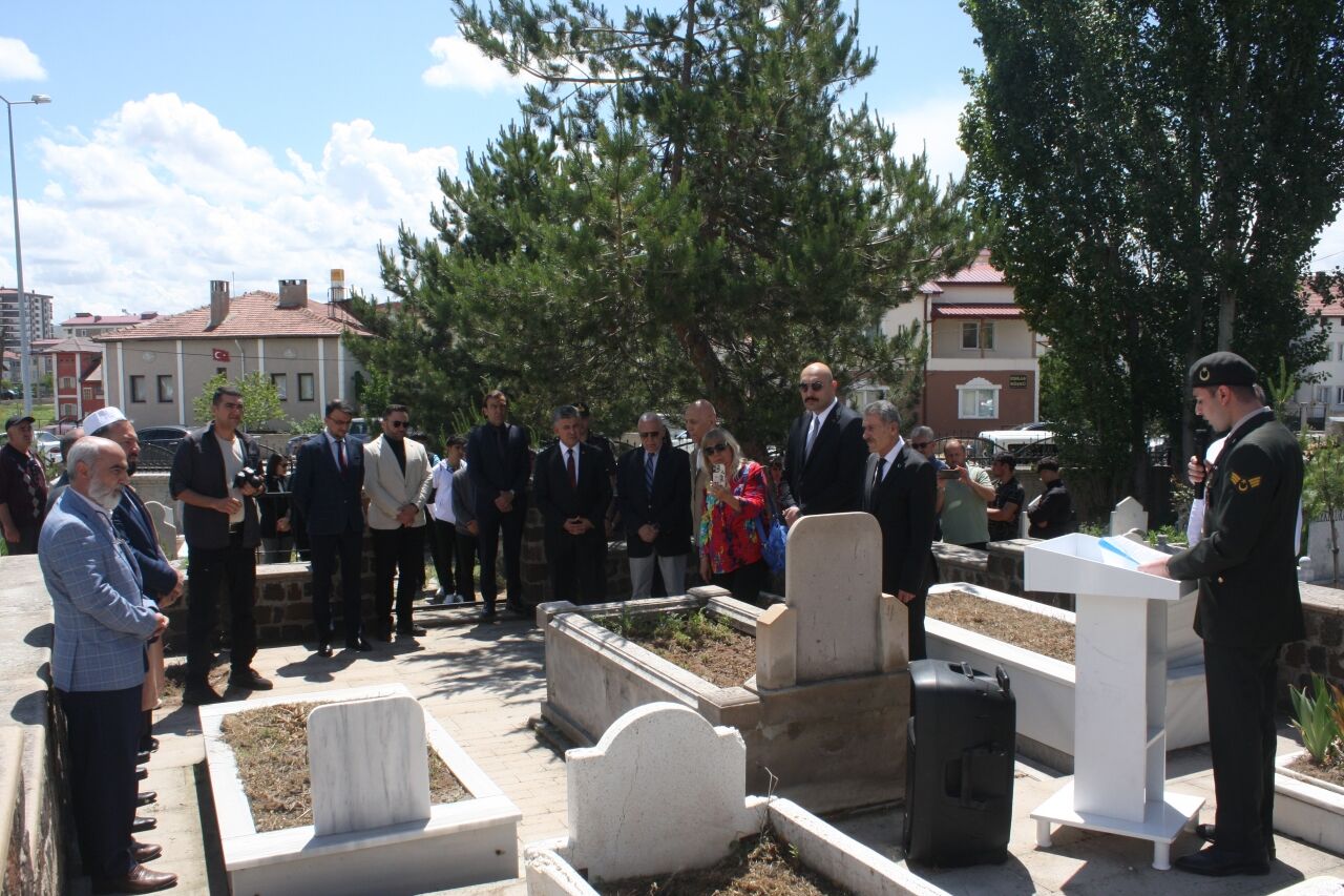 Emekli Korgeneral Polat, mezarı başında anıldı