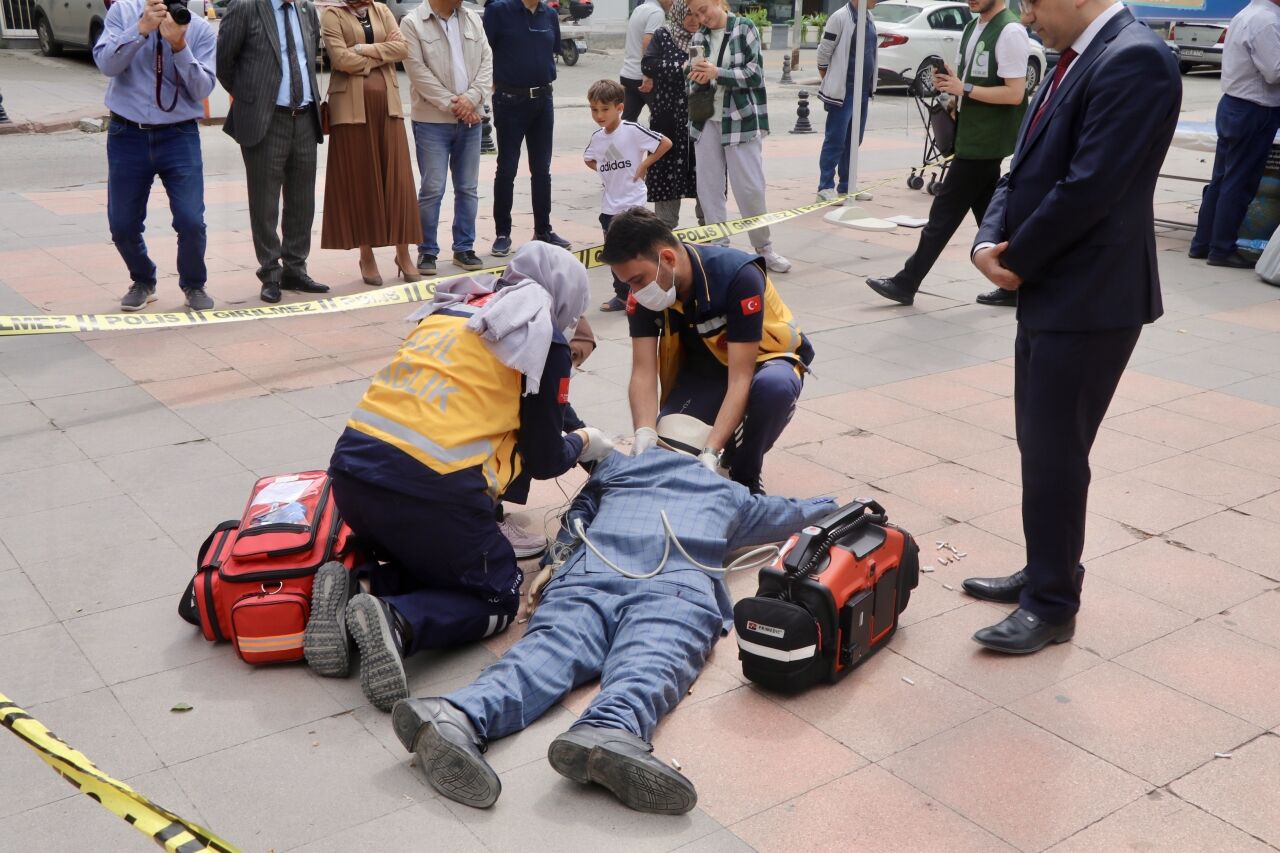 Çankırı'da polis, sigaradan ölüm vakası canlandırmasında delil olarak izmarit topladı