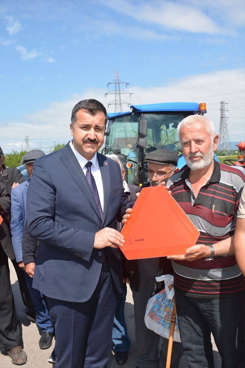 Suşehri ilçesinde traktör sürücülerine reflektör hediye edildi