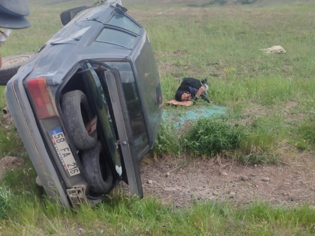 Şarkışla'da koyun sürüsüne çarpan otomobildeki 2 kişi yaralandı