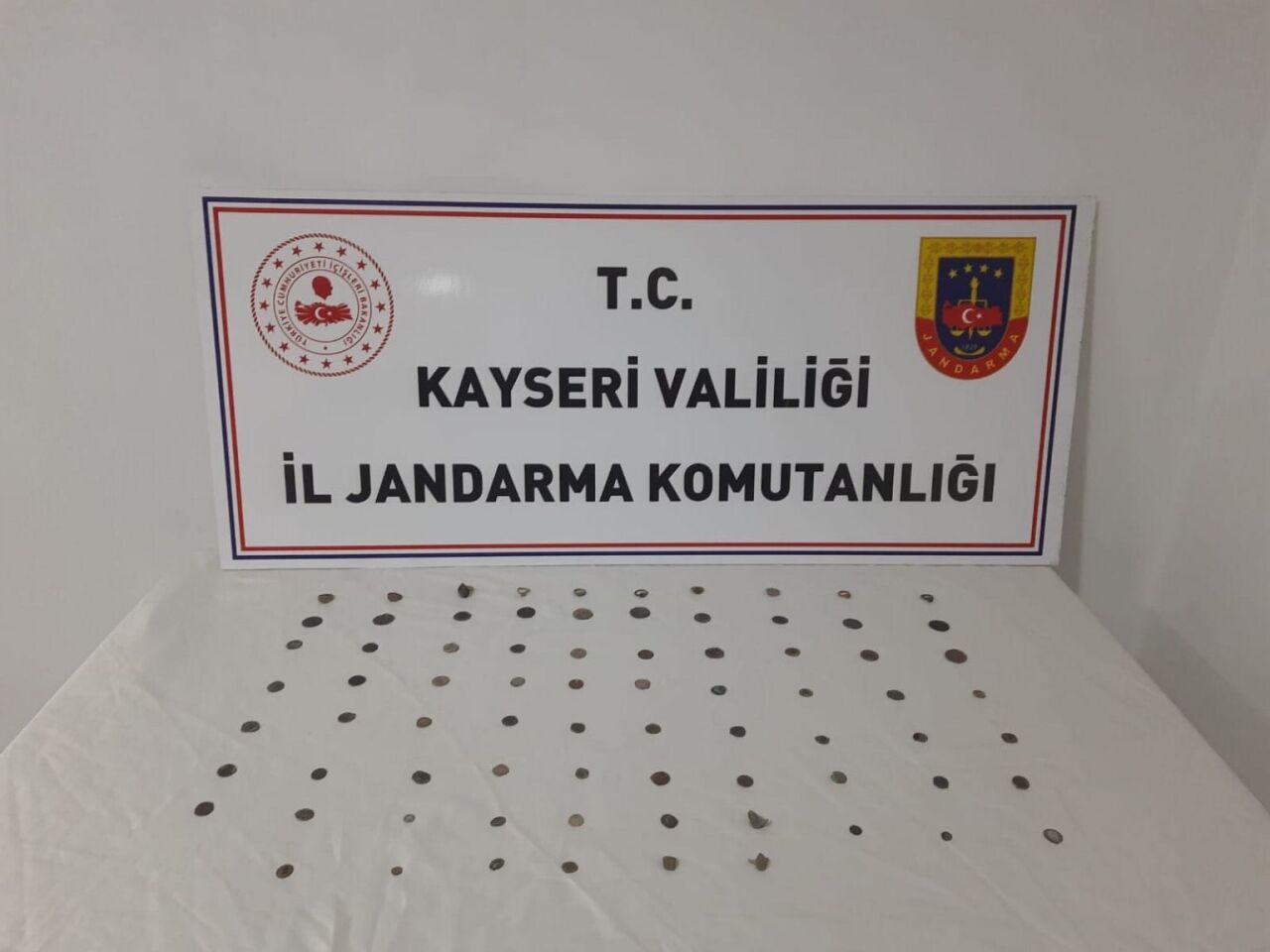 Kayseri'de tarihi eser niteliğinde 76 sikke ve obje ele geçirildi