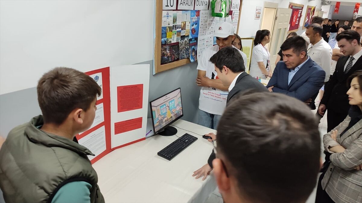 Sarıoğlan'da TÜBİTAK 4006 Bilim Fuarı açıldı