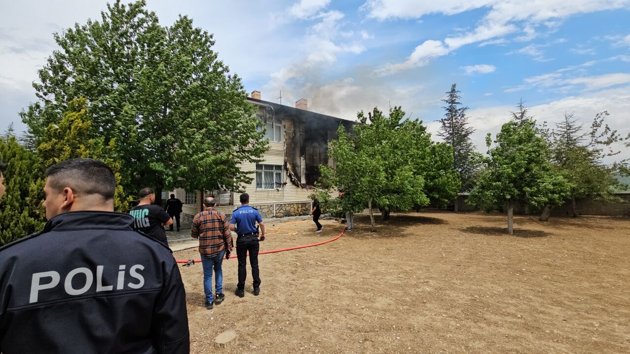Konya'da iki katlı evde çıkan yangın söndürüldü