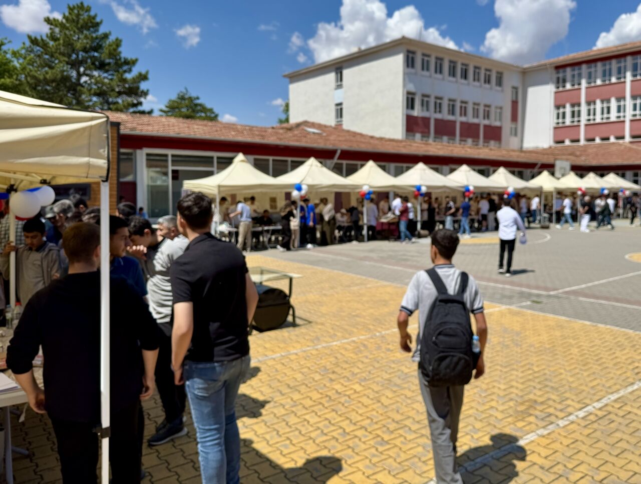 Kırşehir'de TÜBİTAK 4006 Bilim Fuarı ve Bahar Şenliği düzenlendi