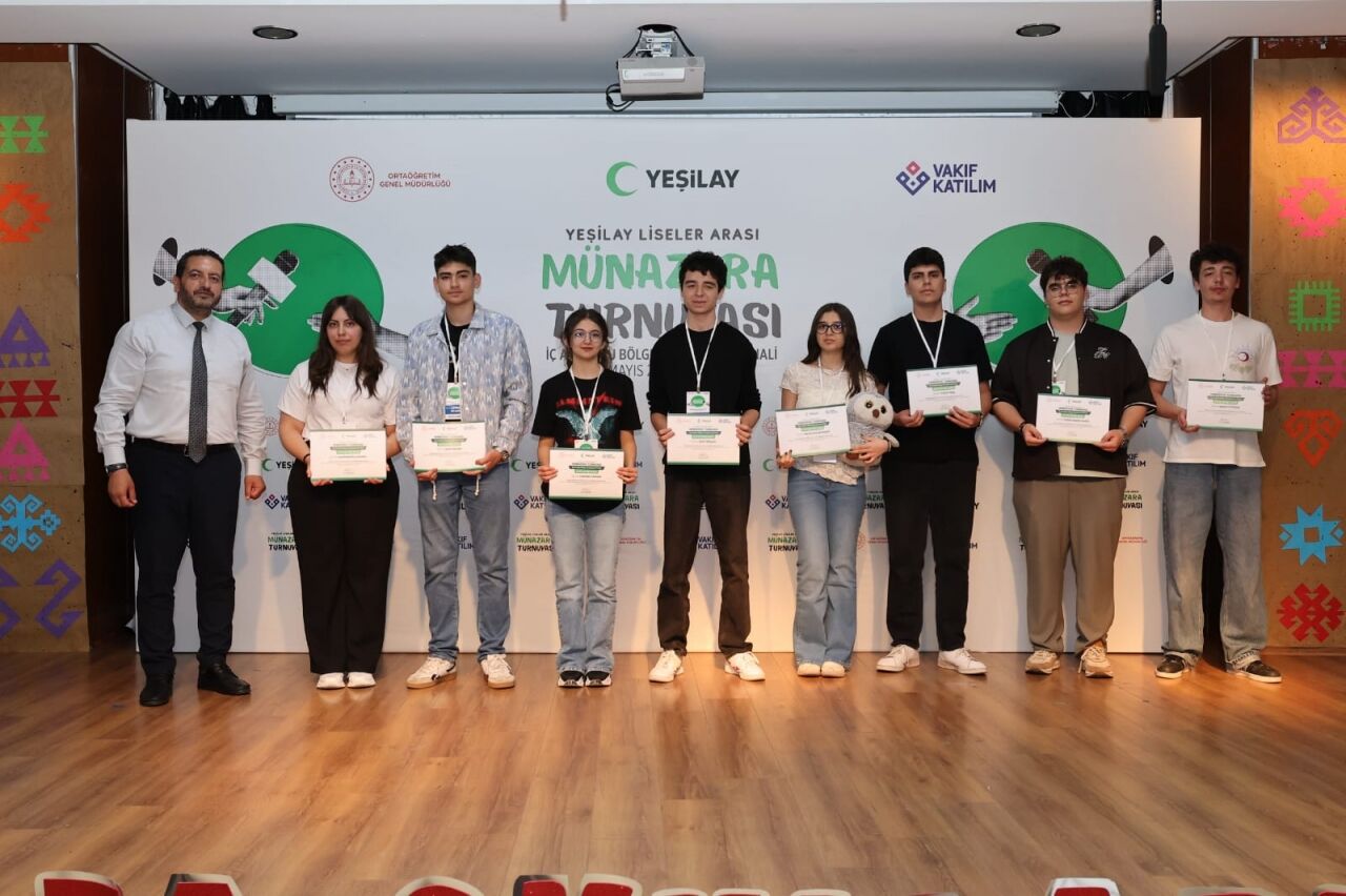 Eskişehir Anadolu Lisesi, Yeşilay Münazara Turnuvası'nda bölgesel etapta birinci oldu