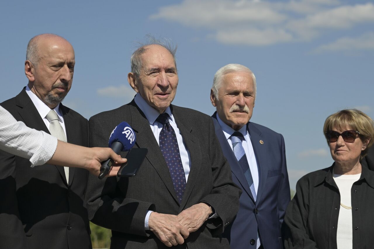 Bülent Ecevit, doğumunun 100. yılında mezarı başında anıldı