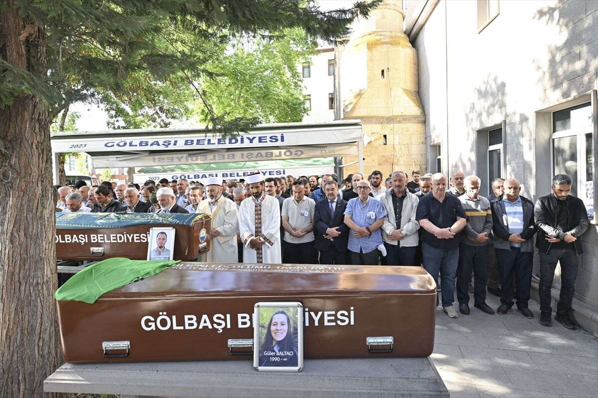 Dekoratif beton kemerin yıkılması sonucu ölen doktor ve eşinin cenazeleri toprağa verildi