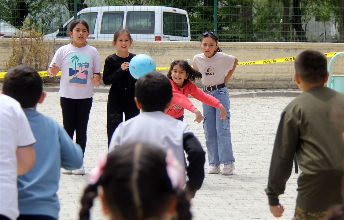Hafik'te "Geleneksel Çocuk Oyunları Şenliği" düzenlendi