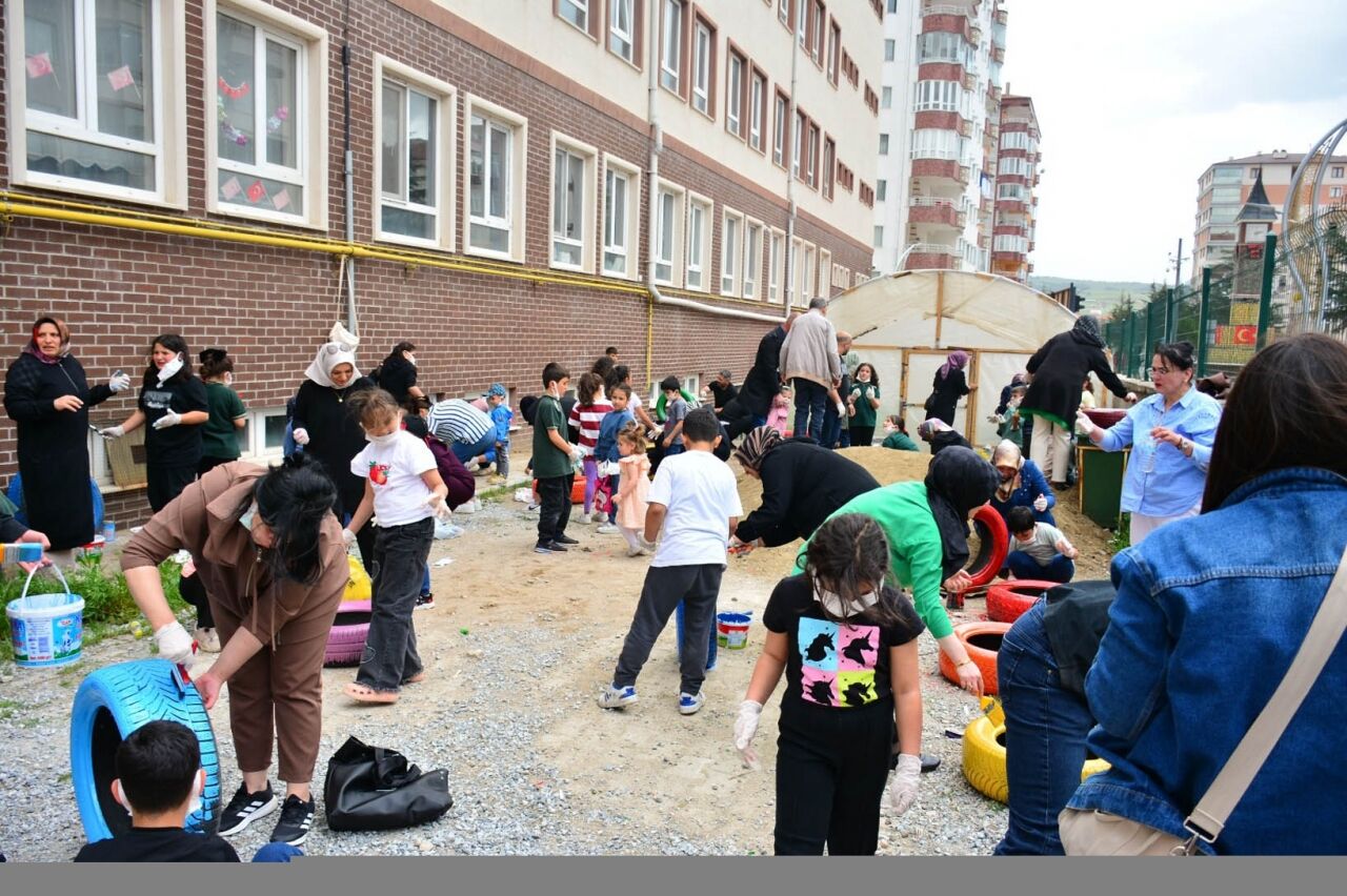 Sorgun'da okul bahçesi ailelerin katılımıyla çiçeklendirildi