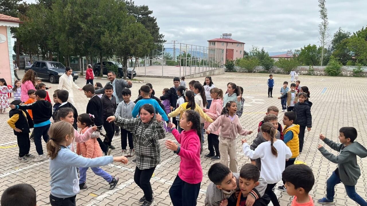 Akıncılar'da ilkokul öğrencileri şenlik programı düzenledi