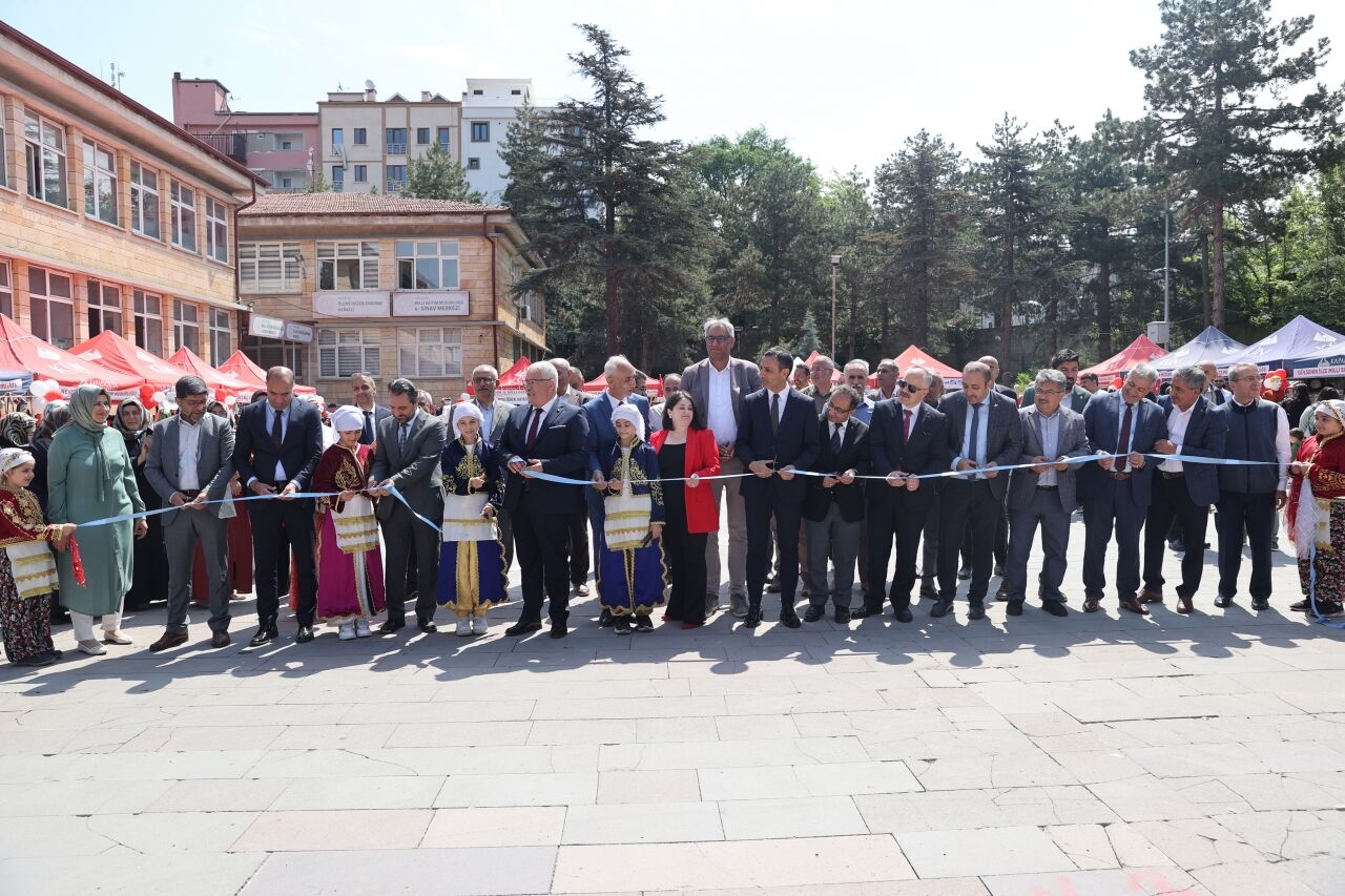 Nevşehir'de Hayat Boyu Öğrenme Haftası kapsamında sergi açıldı