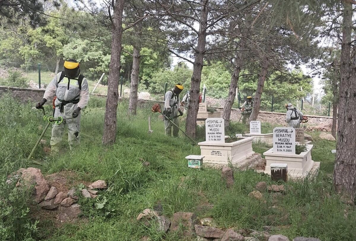Güdül'de Kurban Bayramı öncesi mezarlıklarda temizlik yapıldı
