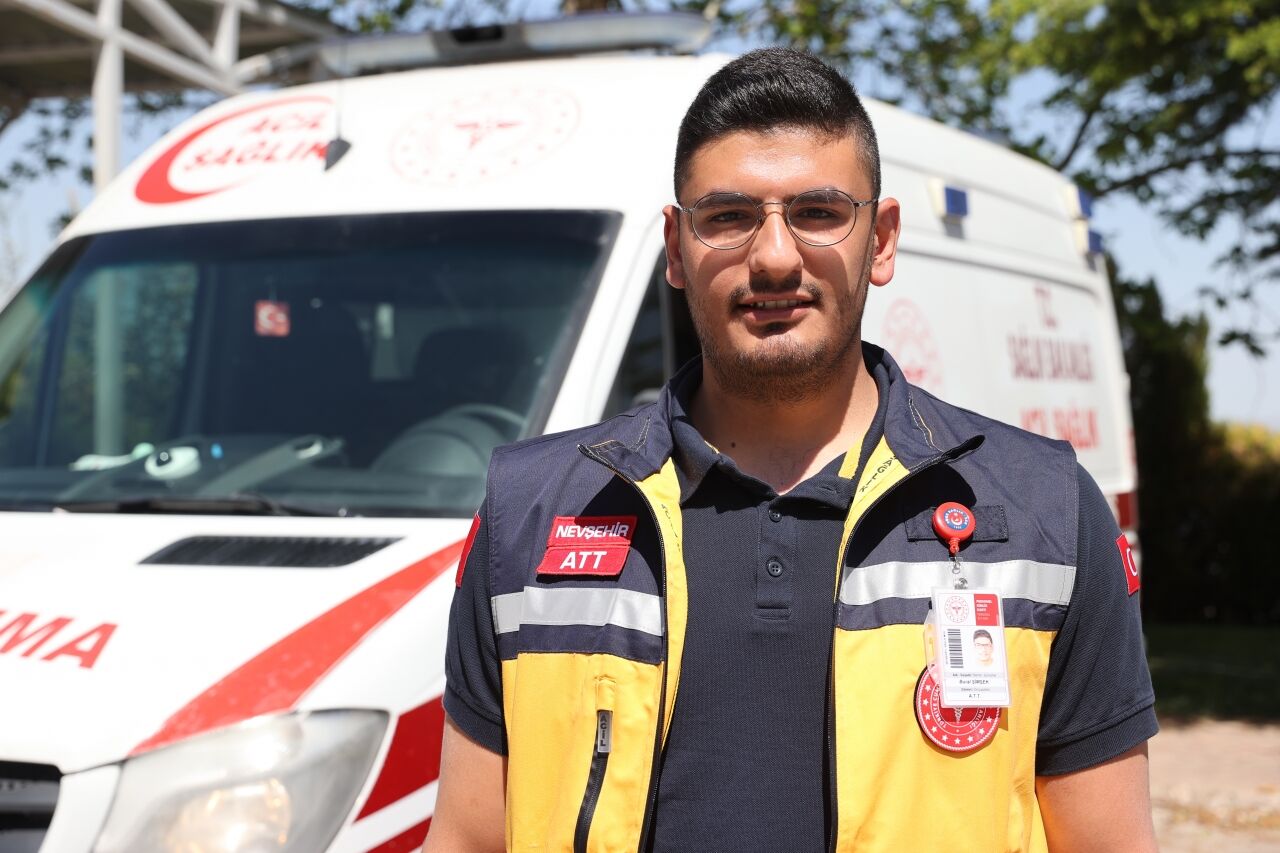 Sağlık çalışanı çift aynı ambulansta hayat kurtarmak için çalışıyor