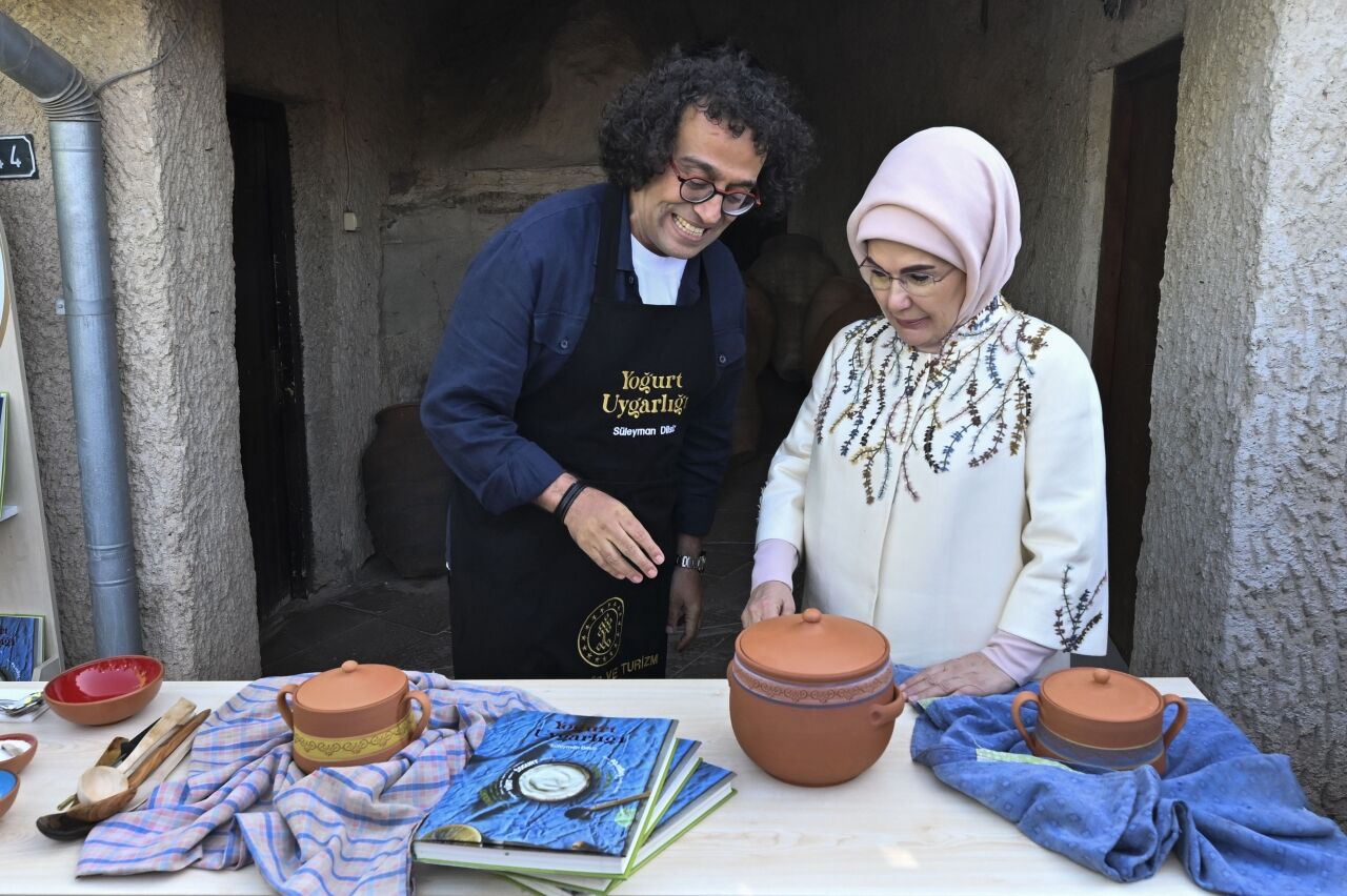 Emine Erdoğan, Nevşehir'de Türk Mutfağı Haftası kapsamında yoğurt mayaladı