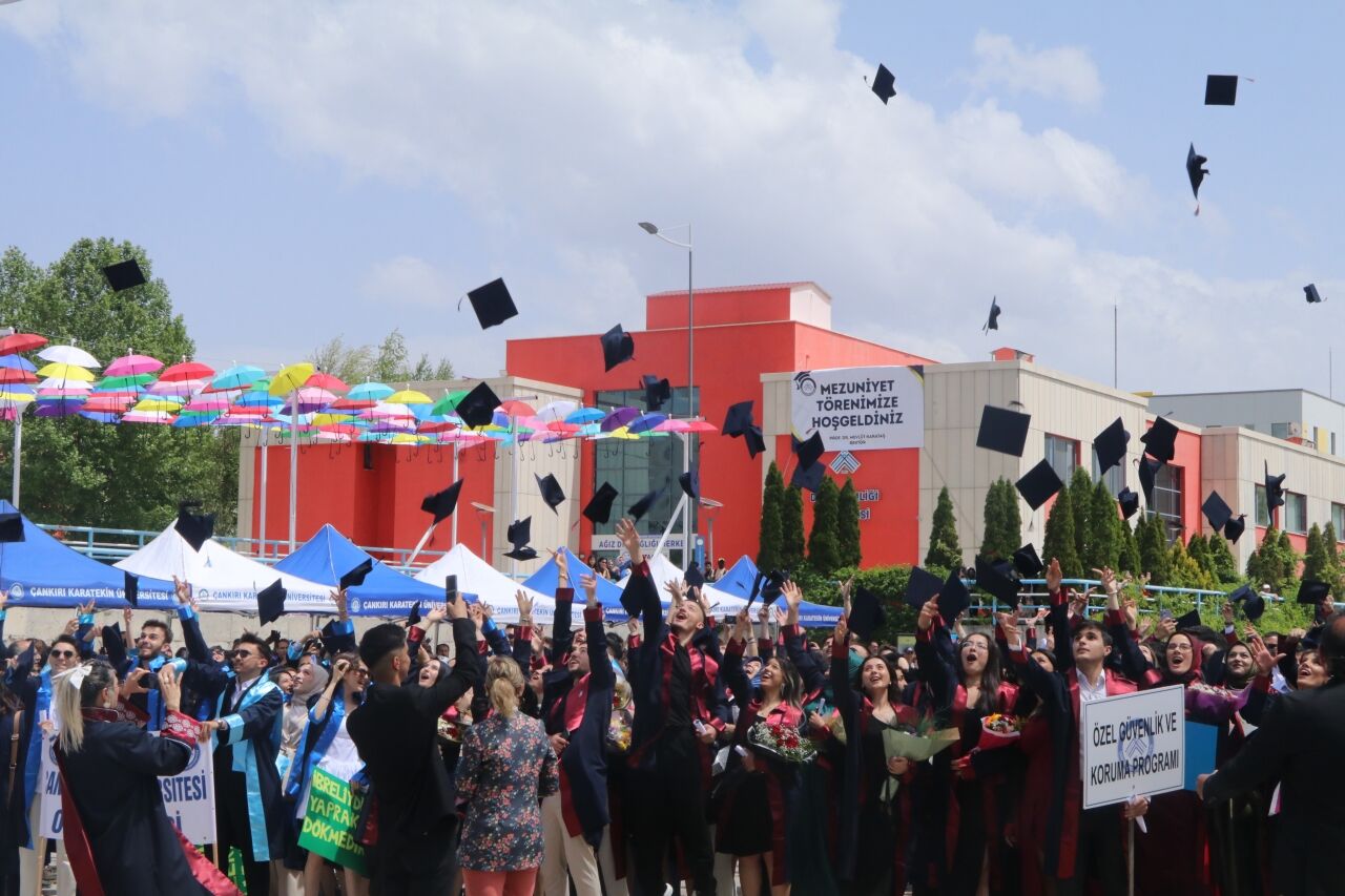 ÇAKÜ'de mezuniyet törenleri başladı
