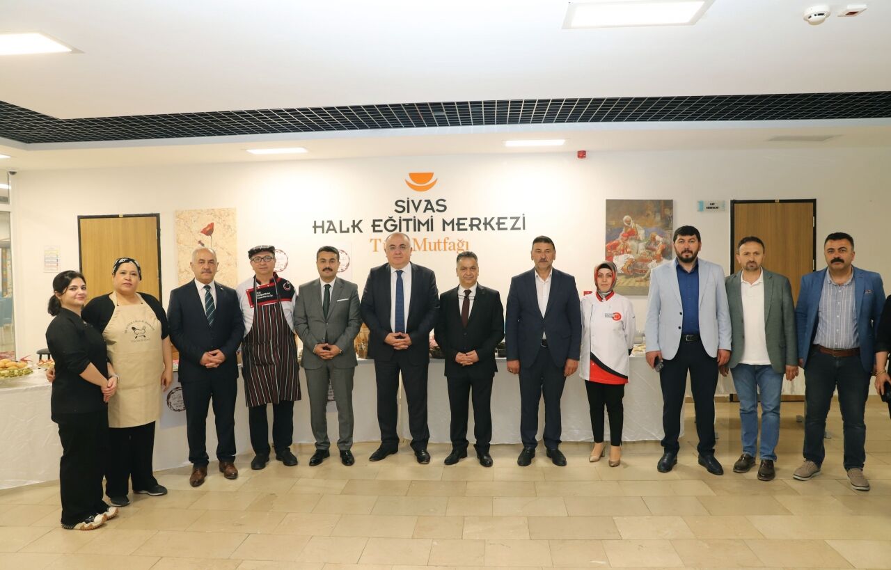 Sivas'ta Yaygın Eğitim Kursları yıl sonu sergisi açıldı