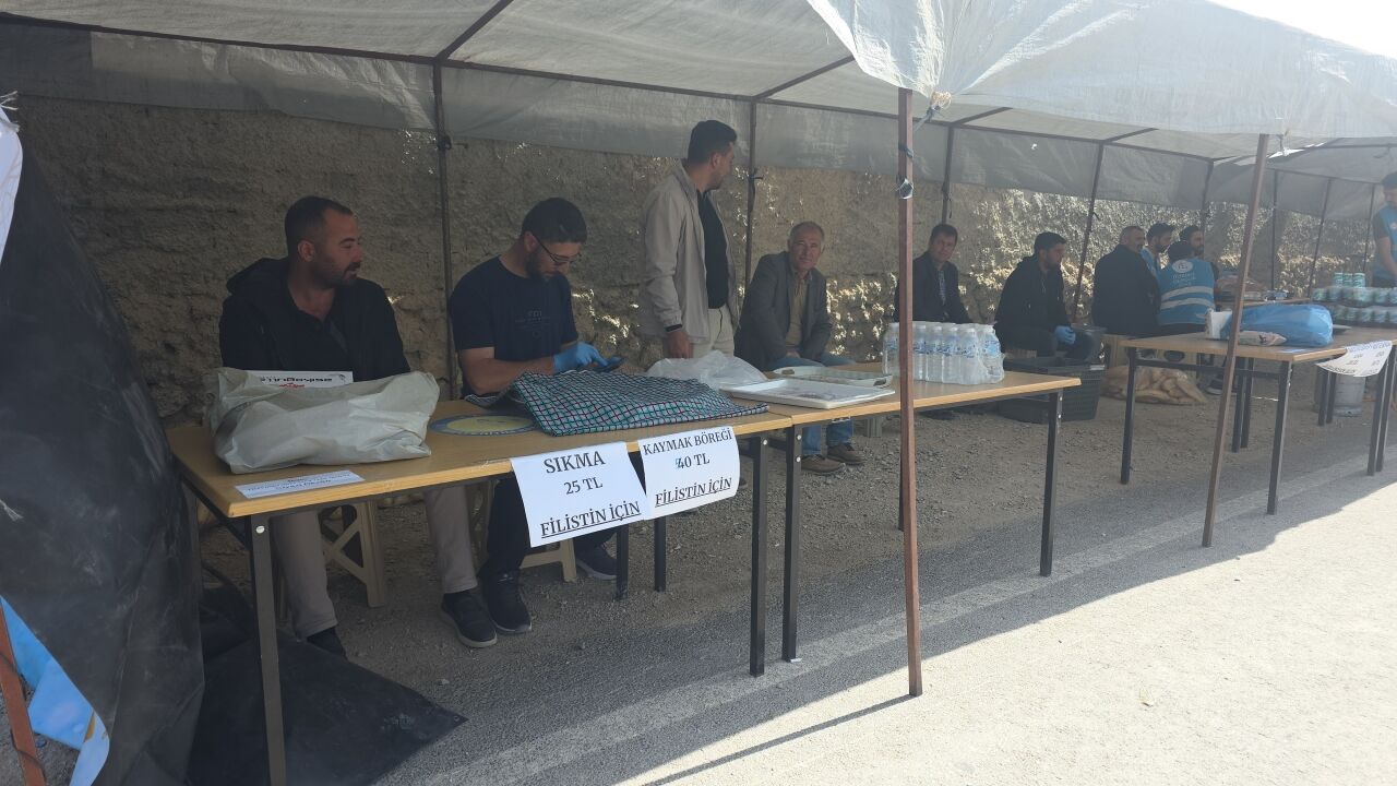 Aksaray'da Filistin yararına hayır çarşısı kuruldu