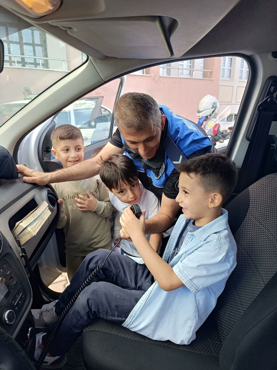 Niğde'de polisler öğrencilere trafik eğitimi verdi