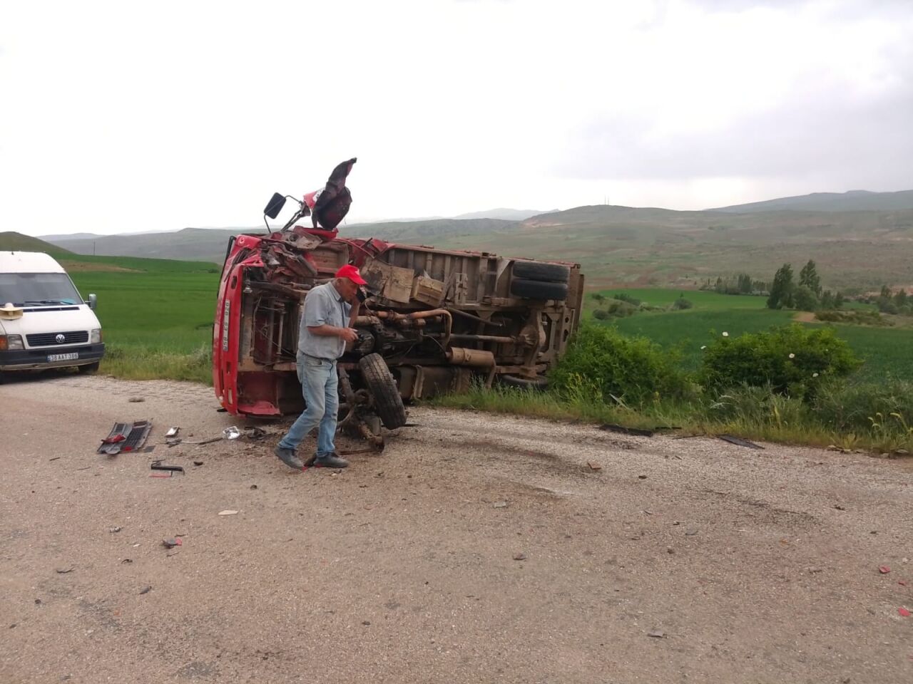 Sivas'ta kamyon ile otomobilin çarpıştığı kazada 2 kişi yaralandı