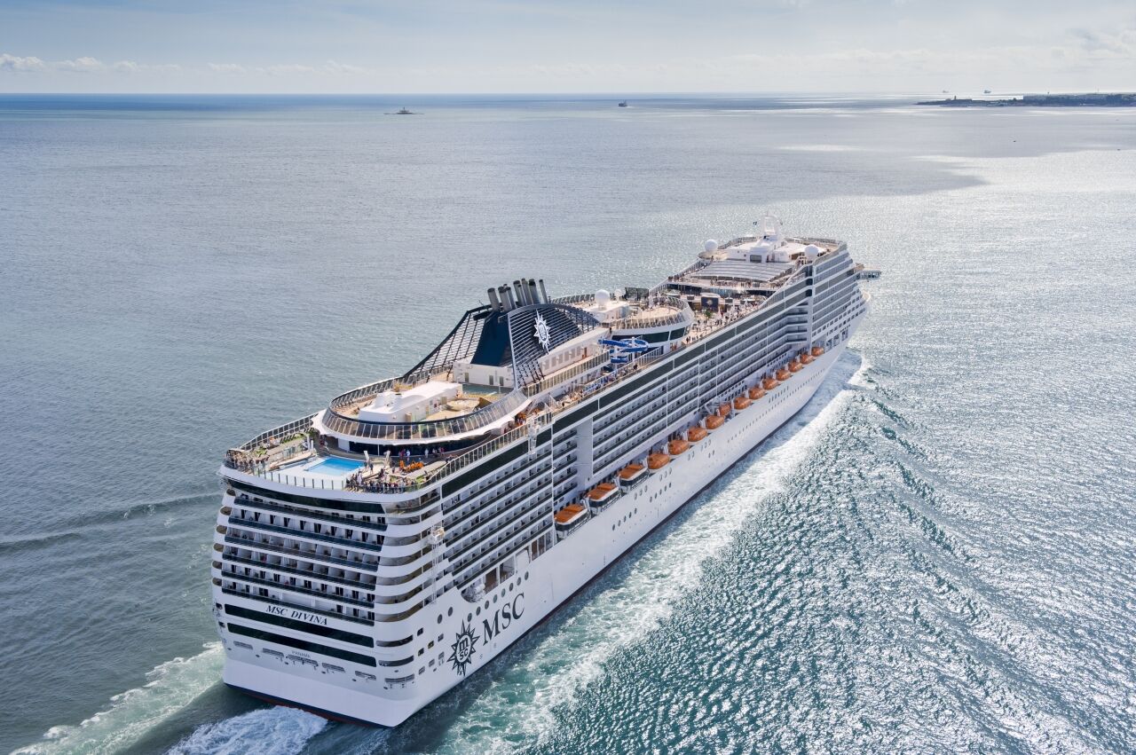 "MSC Divina" gemisi, Kuşadası'ndan turlarına başladı