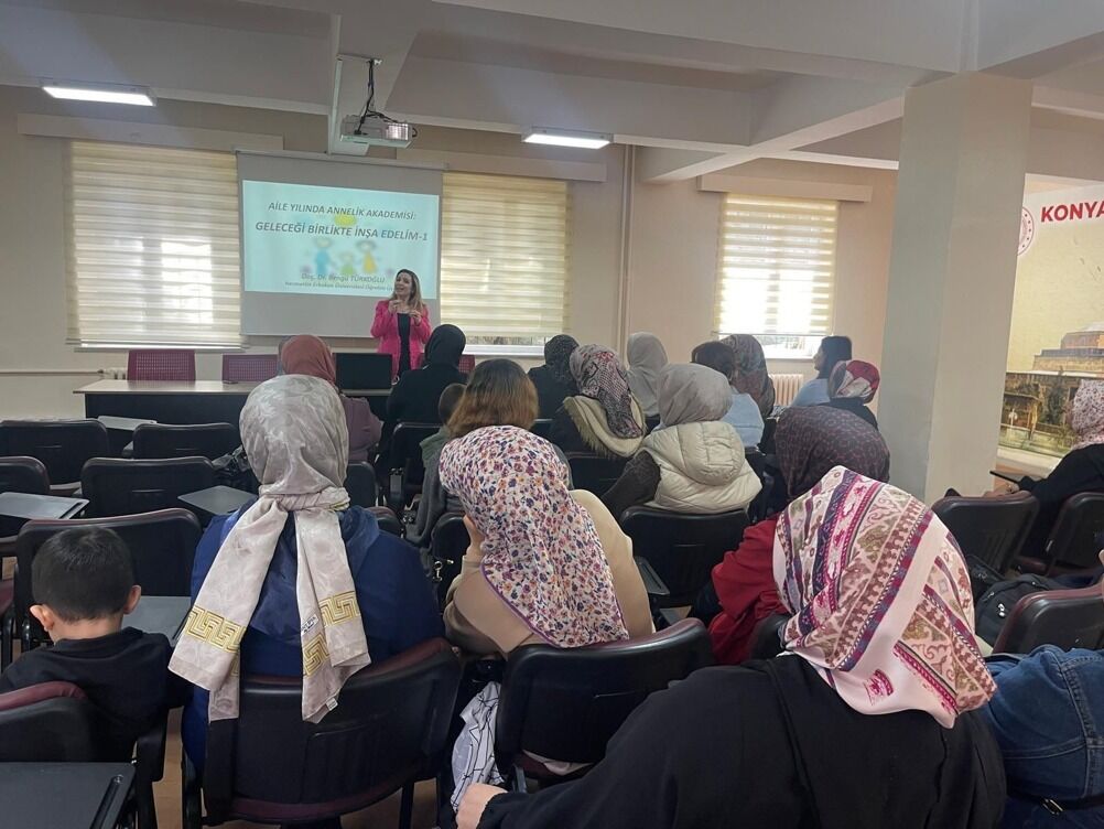 Konya'daki "Annelik Akademisi", sağlıklı ailelerle geleceği yeniden inşa etmeyi hedefliyor