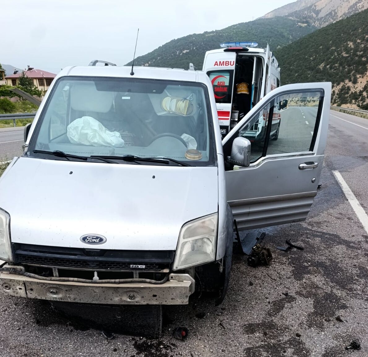 Koyulhisar'da bariyerlere çarpan hafif ticari araçtaki 1 kişi yaralandı