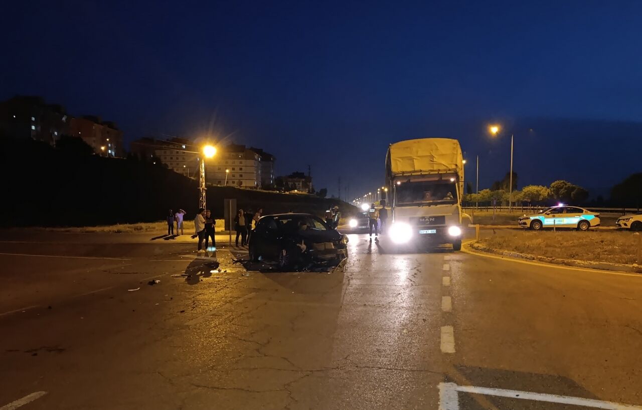 Şarkışla'da iki otomobilin çarpıştığı kazada 4 kişi yaralandı
