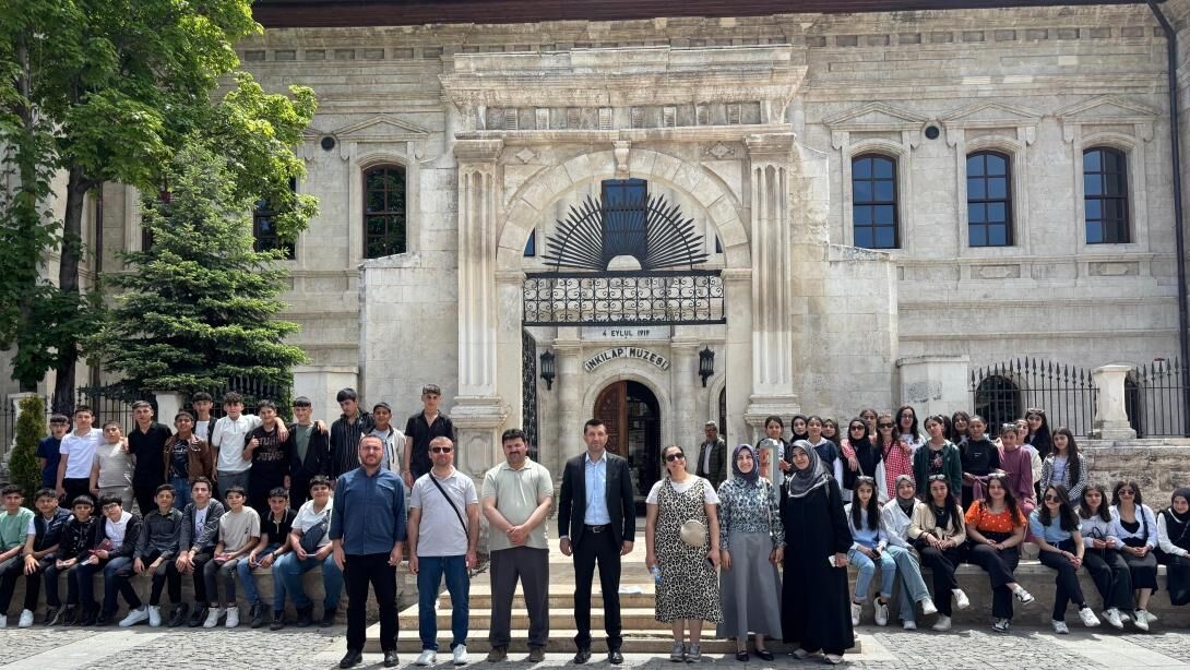 Ulaş Anadolu İmam Hatip Lisesi öğrencileri Sivas’ta tarihi mekanları gezdi