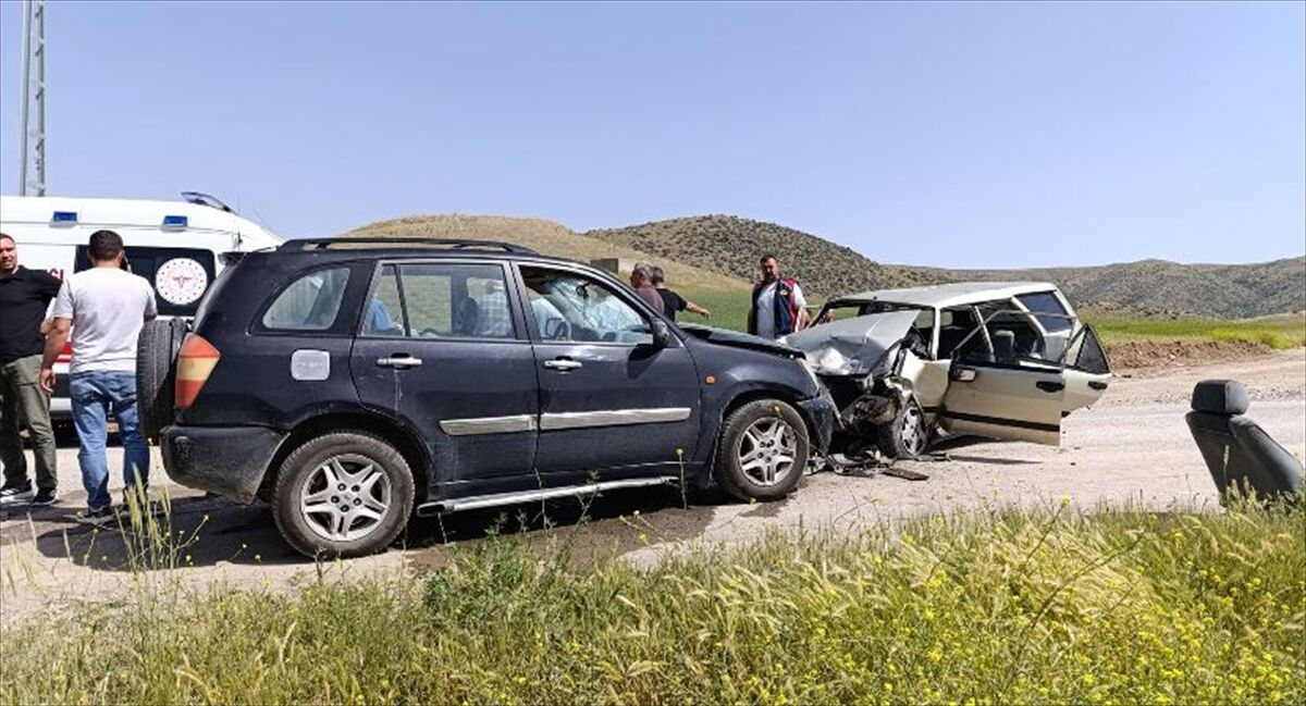 Yozgat'ta cip ile otomobilin çarpıştığı kazada 6 kişi yaralandı