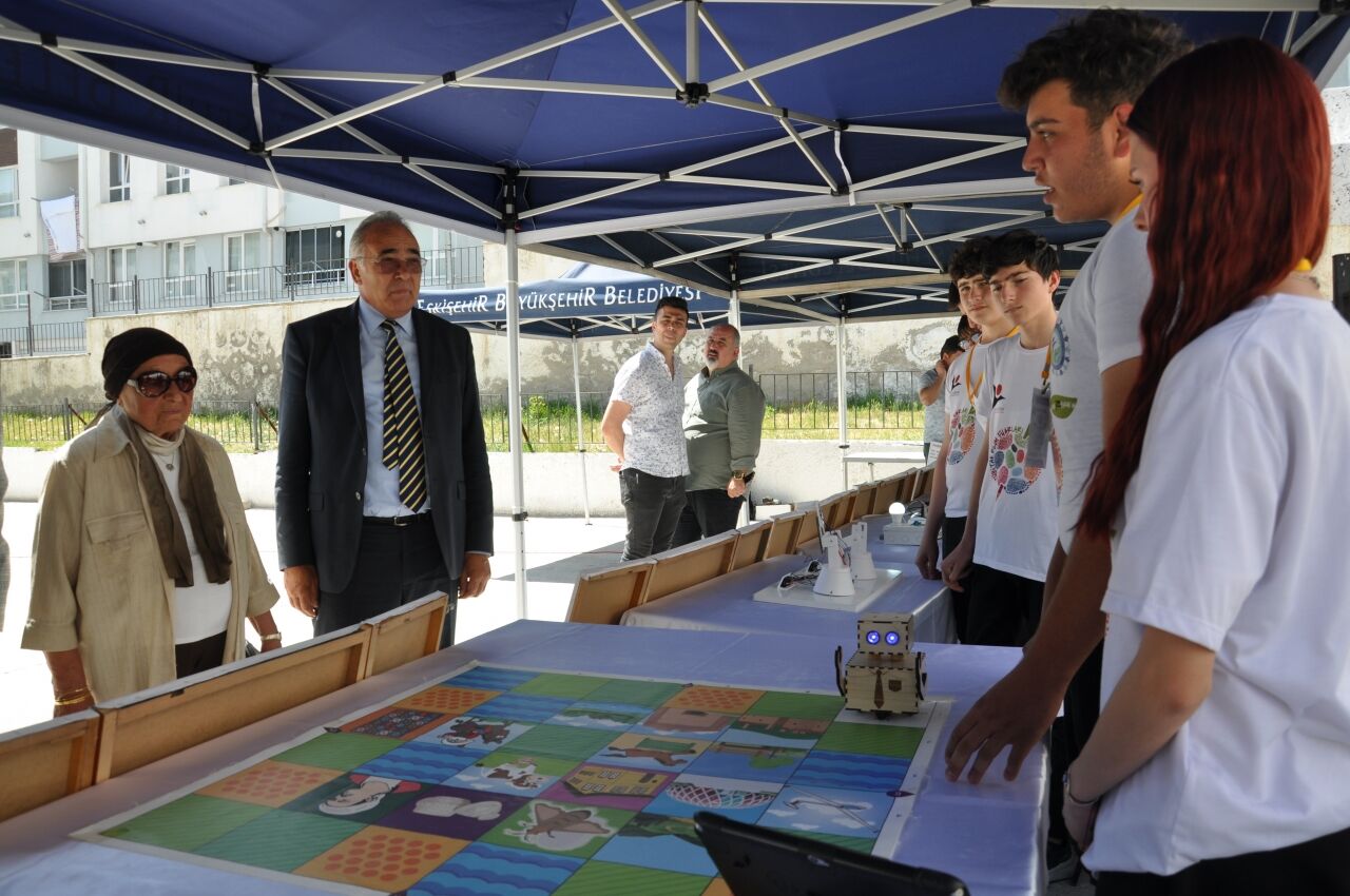 Yunus Emre Mesleki ve Teknik Anadolu Lisesi'nde TÜBİTAK 4006 Bilim Fuarı düzenlendi