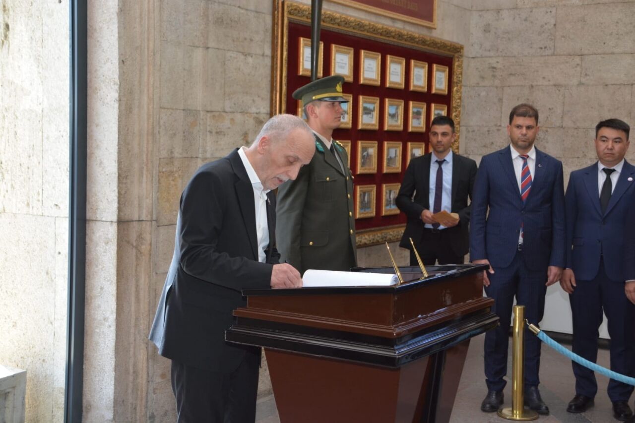 TÜRK-İŞ Genel Başkanı Atalay ve beraberindeki heyet Anıtkabir'i ziyaret etti